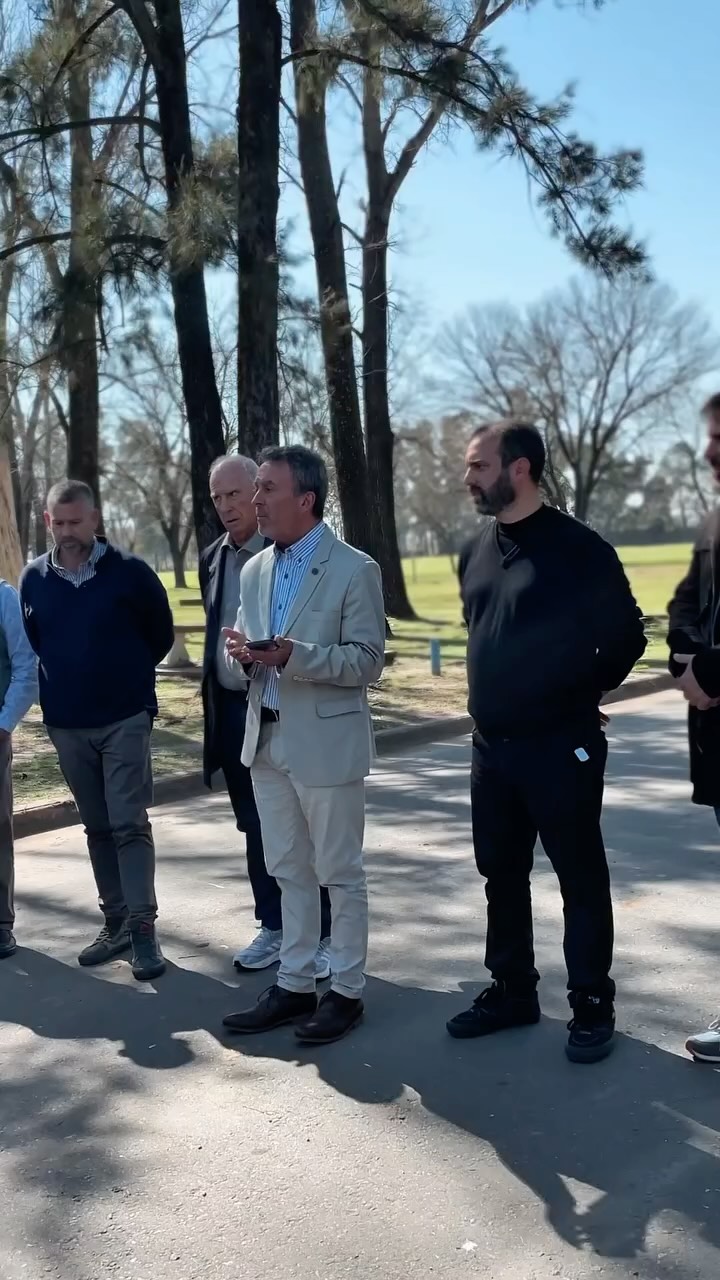 Gracias @ctorres_011 , @sebastiankelman.sv y equipo de @apsv_santa_fe por capacitarnos en lo que respecta al manejo de motos, sus técnicas y elementos. En Puerto General San Martín, estas propuestas que nutren a nuestra comunidad siempre son bienvenidas. La Seguridad Vial salva vidas, y nuestro objetivo es llegar a cada vecino con este mensaje. No solo se trata del trabajo operativo de nuestros inspectores, sino también, de la conciencia de cada conductor ❤️