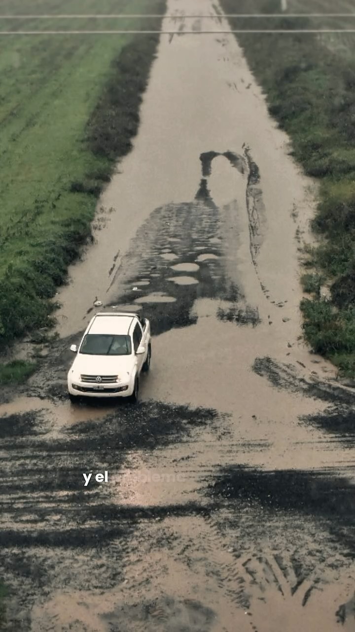 En Puerto General San Martín venimos demostrando, hace más de dos décadas, que ordenar el tránsito pesado sí es posible. Mientras algunos sostienen que los municipios no pueden hacerse cargo de estos desafíos, la realidad es que acá lo hicimos: alejamos los camiones de las zonas urbanas, construimos corredores industriales seguros y mantenemos una red vial que sostiene a toda la región.
Por eso, cuando el ministro afirma que los municipios no están preparados o que necesitan ser “ordenados desde arriba”, está equivocado. Nuestro modelo ya funciona, está en marcha y lo pueden venir a ver cuando quieran.