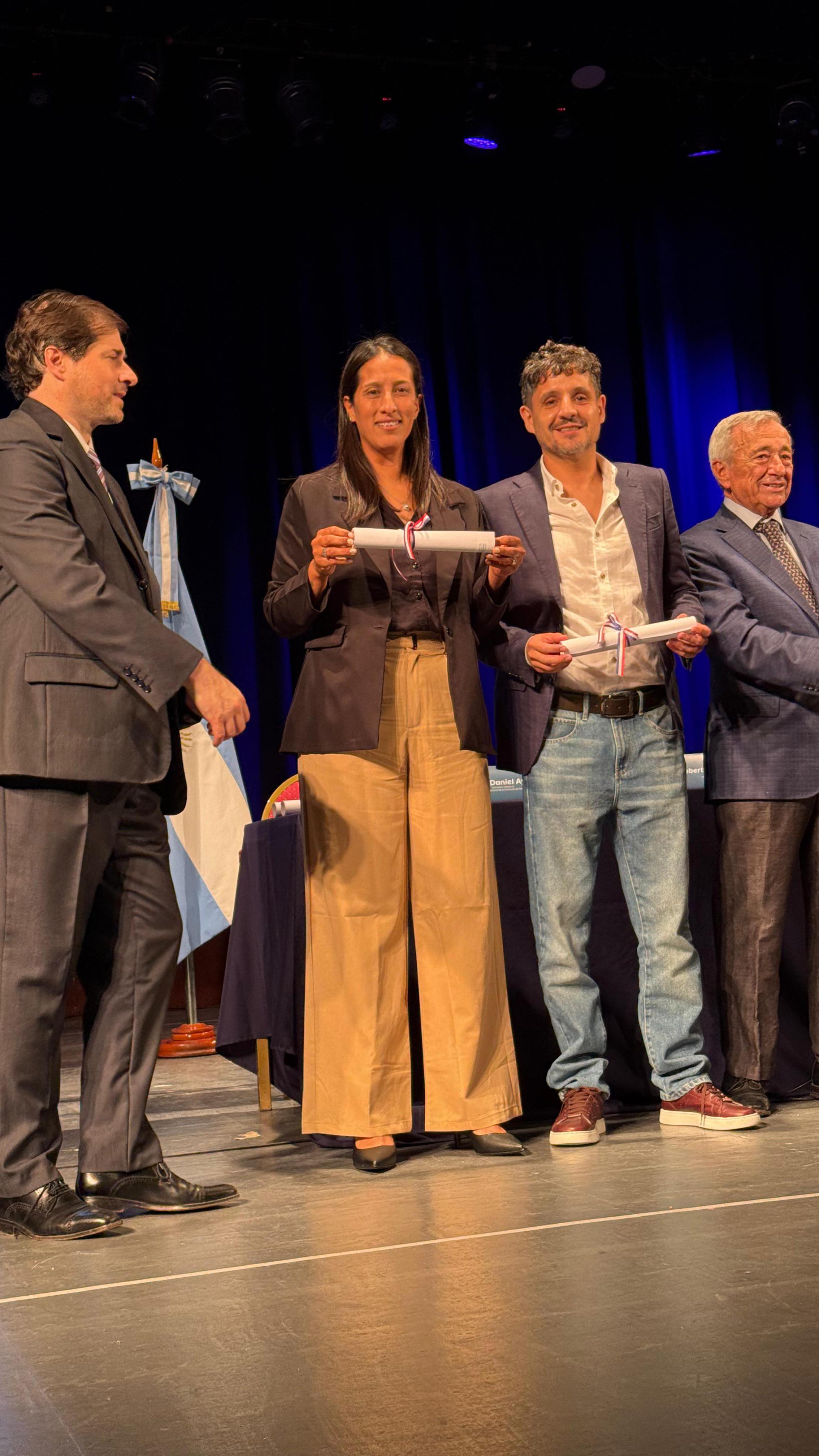 Hoy Fernando y Romina recibieron sus diplomas como concejales de Puerto General San Martín.
Es la democracia renovando la confianza en dos personas que van a seguir defendiendo nuestra ciudad y su futuro desde el Concejo.
Sigamos queriendo y defendiendo a Puerto, también desde cada banca. 💙
