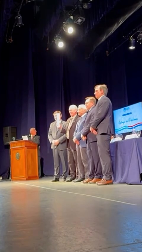 No se trata de años ni de coronas.
Se trata de cómo fue cambiando Puerto: en su educación en todos los niveles, en su salud, en su cultura, en sus deportes, en sus zonas de esparcimiento, en su infraestructura y en sus servicios urbanos e industriales.

Ese camino lo elegimos siempre por la vía de la democracia, del diálogo y del cuidado del ambiente donde vivimos, porque cada decisión también marca el futuro de nuestra ciudad y de nuestro río.

La historia de Puerto la escribimos desde el primer día, juntos.
No hay otra manera: queriendo y defendiendo a Puerto. 💙